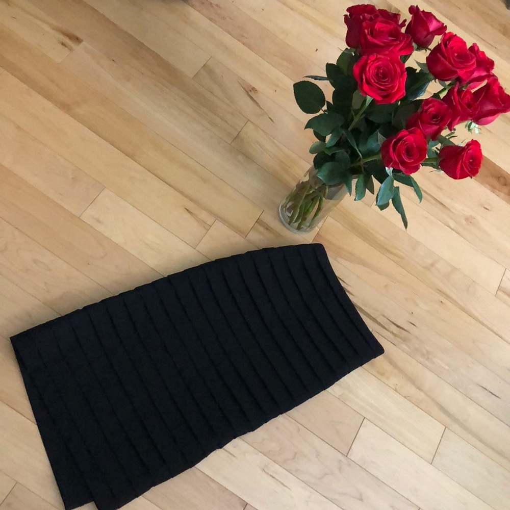 Horizontally pleated classic black skirt